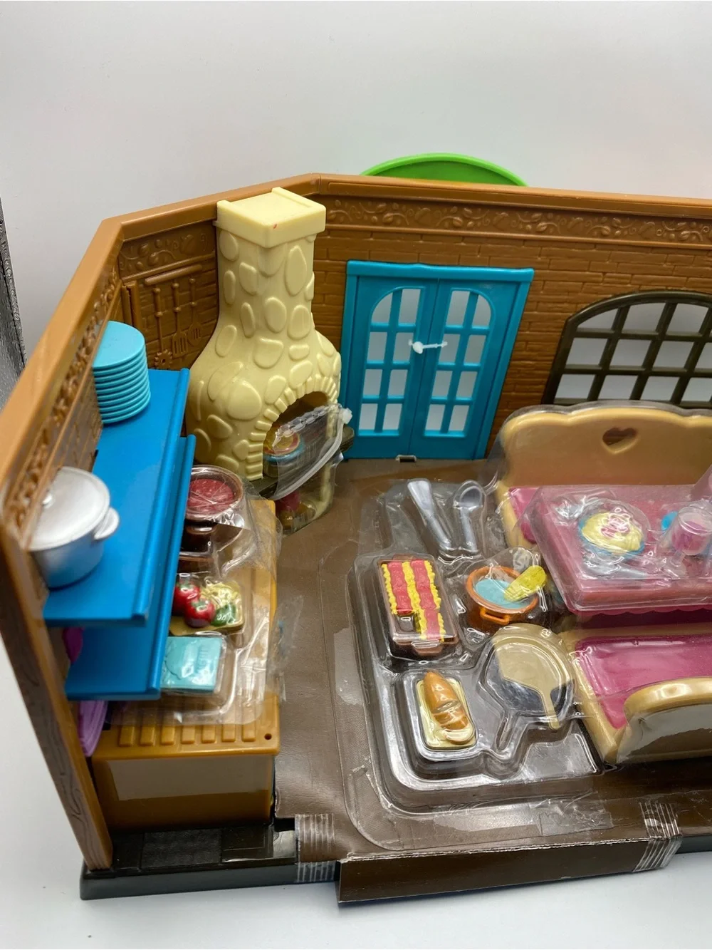 Li'l Woodzeez Pass-the-Pasta Restaurant Playset - Yellow & Brown